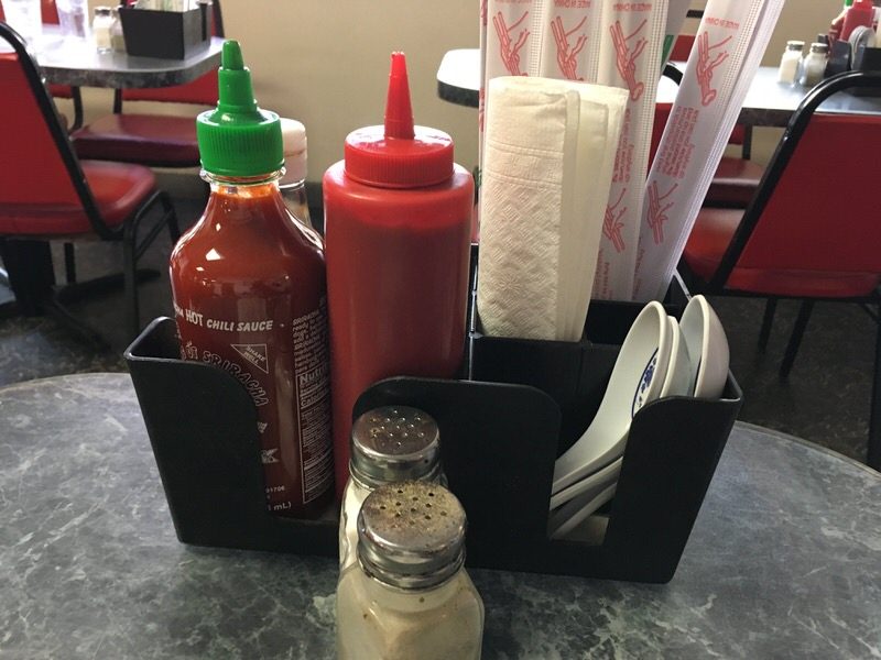 テーブルに置かれた調味料