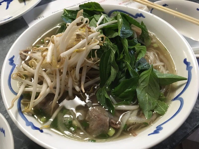 付け合せの野菜を投入したフォー