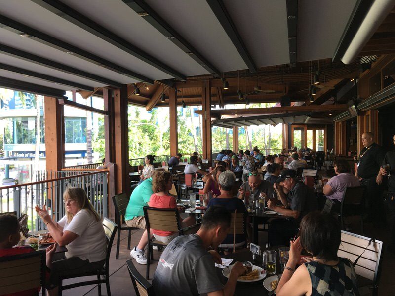 ハードロックカフェホノルルのテラス席