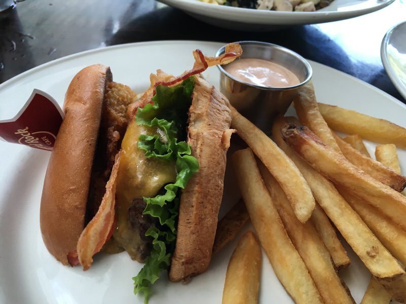 カットしてもらったオリジナルレジェンダリーバーガー 17.95ドル