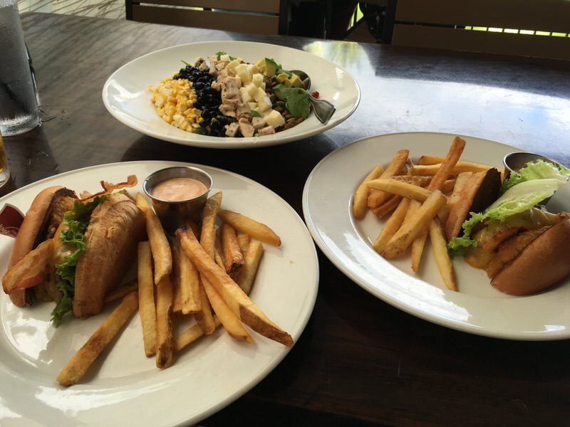 注文したサラダとハンバーガー