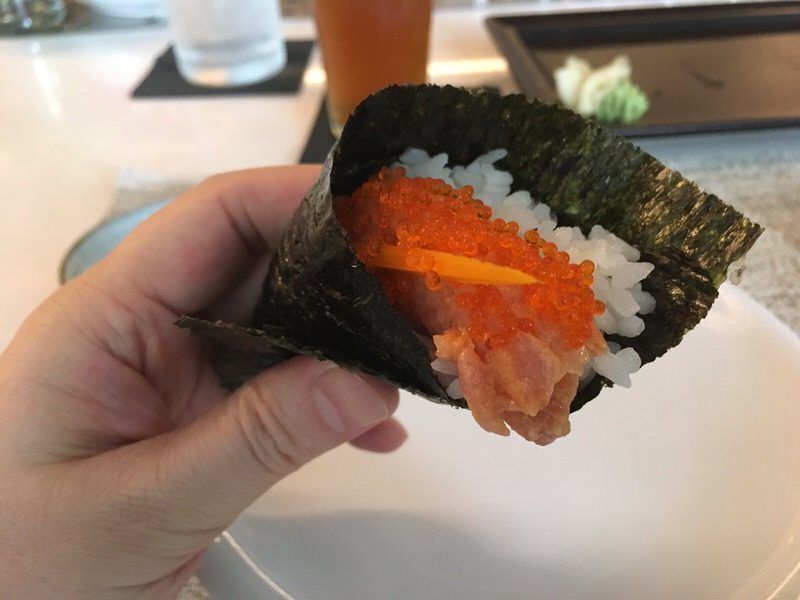 スパイシーマグロの手巻き寿司 1本4ドル