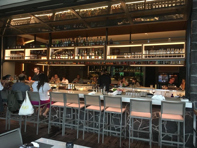 ハッピーアワーが楽しめるバーカウンター