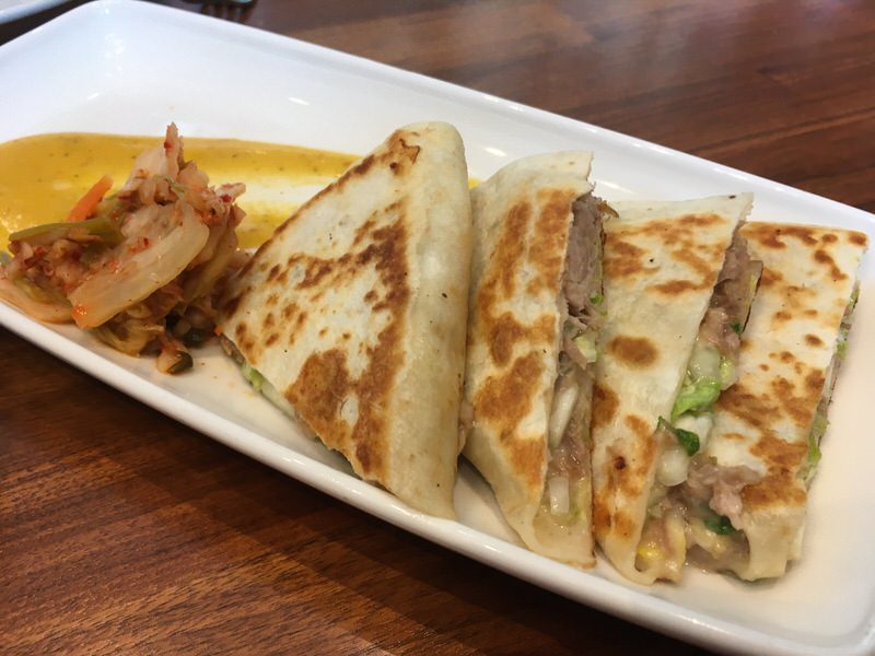 KALUA PIG QUESADILLA 5ドル