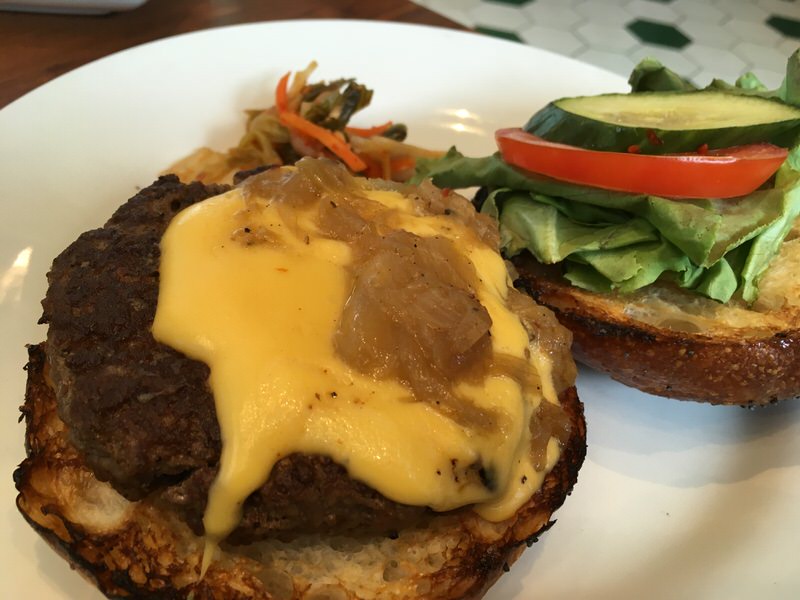 BIG ISLAND GRASS-FED CHEESEBURGER 9ドル