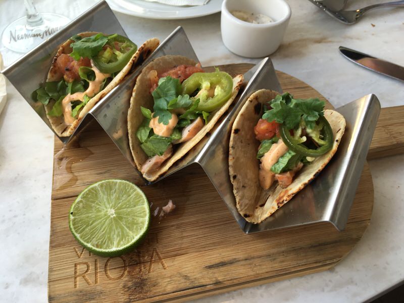 Grilled Salmon Tacos (グリルドサーモンタコス) 10ドル