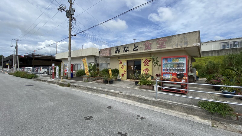 みなと食堂の横にある本部港の那覇方面のバス停