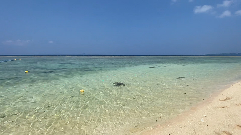 透明度の高い瀬底ビーチの海