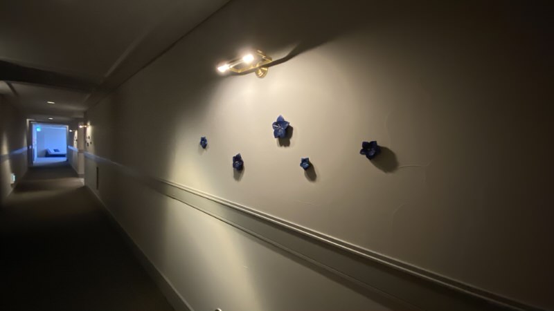 桔梗の飾りのついた廊下