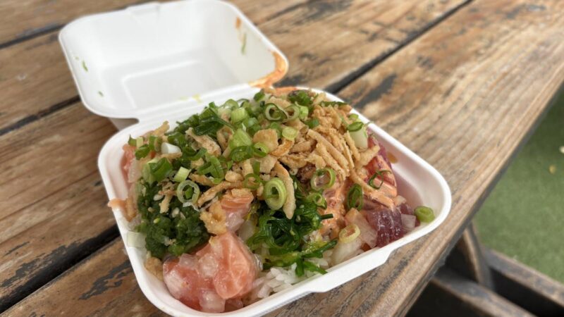 Spicy Mayo Ahi PokeとFresh Jalapeño Salmon Pokeのコンボプレート